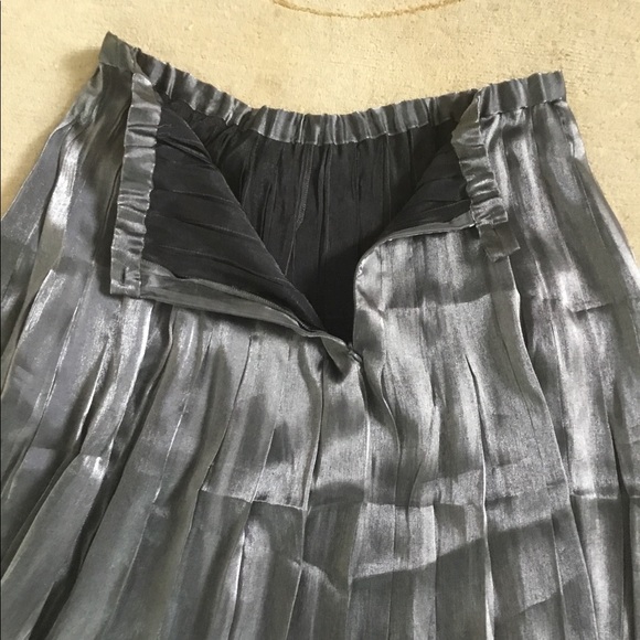 Beautiful New Metallic Silver Pleated Skirt - Picture 4 of 7